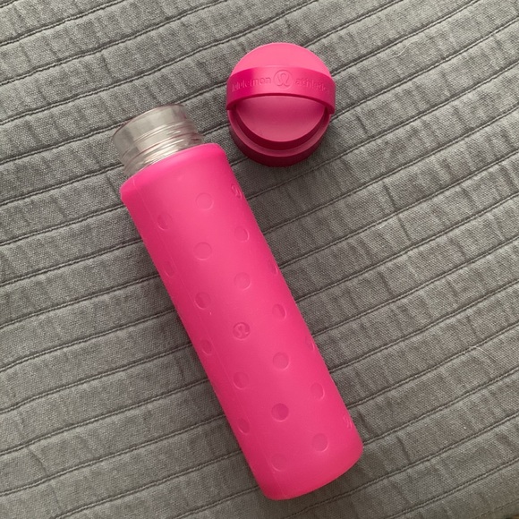 💯Auth lululemon athletics glass bottle magenta with silicone cover & screw top - Picture 4 of 7